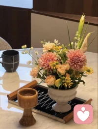 人生最好的状态，不是紧握不放，而是坦然接纳
以前的我总想把所有事都抓在手里，计划要完美，结果要可控，关系要确定，未来要清晰
可越是这样，人反而越紧绷、越累，后来才慢慢明白，
人生最好的状态从来不是紧握不放，而是坦然地接纳，
接纳自己的不完美，那些做不到的事、走错的路、来不及弥补的遗憾，它们都是我的一部分，不必反复自责，也无需拼命否认，接纳别人的离开，
不是所有关系都能走到最后
有些人来过，照亮过一段路，就已经很好，接纳生活的不确定，计划赶不上变化是常态
与其焦虑地对抗，不如学着随遇而安，当我不再执拗于“应该怎样”而是学会拥抱“现在这样”整个人反而松弛了下来，
原来放下不是放弃，而是腾出手来接住更多可能，坦然接纳一切的发生，好的坏的，都是风景！配图