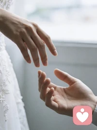 我们没吵架，但我们已经“失语”了。
世界上最远的距离，不是不爱，而是躺在同一张床上，却各自刷了一夜的手机。
聊的只有“孩子学费交了”“物业费催了”。至于我今天的委屈，你今天的疲惫，都成了“算了，说了你也不懂”。
 
不是愤怒，是深深的疲倦。像一拳打在棉花上，连个回声都没有。
家，好像变成了一个合租的沉默空间。我们都记得热恋时有说不完的话，现在怎么就……没话了呢？
这种安静，比吵架更伤人。配图