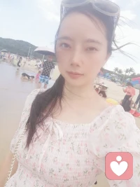  借一片蔚蓝，放空自己，烦恼随风远去。配图