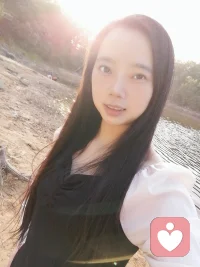 别把所有委屈和心事都悄悄藏在心底，别一个人默默硬扛所有难过与迷茫，不用刻意伪装懂事、假装坚强，把积压在心里的话都好好说出来，卸下心里的枷锁，不用独自压抑内耗。我一直陪着你，等着你呀。配图