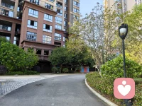 五一没出门，楼下跑个5公里。配图