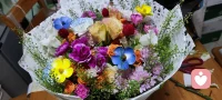 鲜花配美人。母亲节快乐。母亲辛苦了。配图