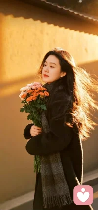 没有什么比让自己快乐重要了，在电影里完成梦的延续，在书籍里得到回应与答案，在烟火滋味中慰籍风尘，在千般历练中收获成熟与平静，不满心期许，不刻意强求，淡淡地于不慌不忙中走着，路自然就在脚下配图