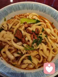 从谈论痛苦过渡到真切体验痛苦，是内心壁垒开始松动的关键节点。
谈及痛苦时，我们始终停留在思维言语层面，以旁观者姿态梳理遭遇、倾诉心绪、评判对错，带着防备之心刻意回避直面伤痛，苦楚也仅浮于身心表面。而真正体验痛苦，便是放下思辨与辩解，不再纠结是非得失，坦然接纳身心生出的酸涩煎熬，不再逃避隔绝，主动沉下心直面深处的伤痛。配图
