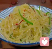 从谈论痛苦过渡到真切体验痛苦，是内心壁垒开始松动的关键节点。
谈及痛苦时，我们始终停留在思维言语层面，以旁观者姿态梳理遭遇、倾诉心绪、评判对错，带着防备之心刻意回避直面伤痛，苦楚也仅浮于身心表面。而真正体验痛苦，便是放下思辨与辩解，不再纠结是非得失，坦然接纳身心生出的酸涩煎熬，不再逃避隔绝，主动沉下心直面深处的伤痛。配图
