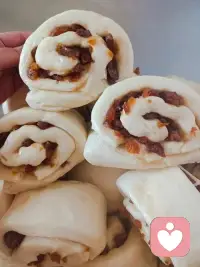 从谈论痛苦过渡到真切体验痛苦，是内心壁垒开始松动的关键节点。
谈及痛苦时，我们始终停留在思维言语层面，以旁观者姿态梳理遭遇、倾诉心绪、评判对错，带着防备之心刻意回避直面伤痛，苦楚也仅浮于身心表面。而真正体验痛苦，便是放下思辨与辩解，不再纠结是非得失，坦然接纳身心生出的酸涩煎熬，不再逃避隔绝，主动沉下心直面深处的伤痛。配图