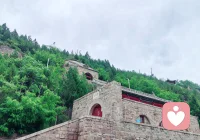 山有古刹，路有阶梯，
慢慢来，一切自有答案。