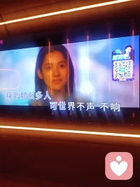  歌里人潮汹涌，身边空无一人。配图