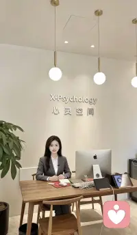 大家好，我是诗涵老师
我性格温和有耐心，平时很擅长倾听和陪伴。
日常主要帮大家做情绪疏导、压力缓解、婚姻家庭沟通、还有亲子关系梳理。
我始终尊重每一位来访者，在这里，你可以完全放松，我会给你一个安全、温暖的空间。
我会耐心陪着你，一起梳理情绪、缓解焦虑、释放压力，陪你慢慢变好。