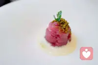金枪鱼细面（Tuna Tartare）
造型精致，配开心果碎，鲜滑咸香。配图
