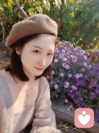 嗨，你好，我是萌萌，一名心理倾听师。
我不是来给你灌鸡汤的，也不会急着给你“解决方案”。
我会安静听你说完所有委屈和迷茫，陪你一起梳理情绪、看清问题。
我相信，被看见、被理解，本身就是一种治愈。
我的对话框随时为你开放，你不必一个人硬配图