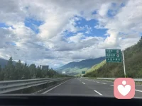 有时候听完别人的故事，自己也需要一段时间慢慢消化。才懂得做一名倾听者，不仅要承接别人的情绪，也需要学会照顾好自己。守住边界，才能更好地陪伴别人。
