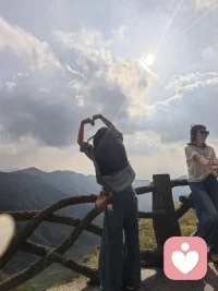 我随时都在这里，愿意安静地听你倾诉所有心事，你永远不是一个人。配图