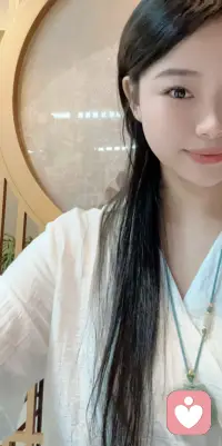 我渐渐读懂了因果，明白了天道，我再也不羡慕那些看上去什么都有的人，因为你最终会明白，这世上本就没有完美的结局，万事皆有遗憾。人只有两只手，戴了金银镯就拿不了玉如意。怎么可能，要什么有什么。你握不住人生所有的妻财子禄寿，占一两样就好了，人生哪有福寿两全。人旺财不旺，财旺人不旺，人财两旺寿不长。得意时一日看尽长安花，失意时潦倒新停浊酒杯。如果命中真有馈赠，那暗中必有所抽离，千百年来，这个世界运转的规律从来没有变过，花无百日红，人无千日好，三起三落，三贫三富，这才是人生！配图