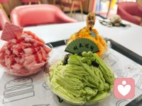 人这一生，总习惯把真心分给别人，执着于得不到的回应，困在消耗自己的关系里，委屈、内耗、反复难过。
后来才明白，强求的缘分留不住，错的人不必挽留，遗憾的事不必反复回想。学会放下不是认输，是放过疲惫的自己。
 
放下过往的伤痛，放下他人的期待，放下无意义的纠结，不再为别人委屈妥协。
把分给别人的温柔、包容、耐心，全部收回来给自己。好好吃饭，好好睡觉，取悦自己，滋养内心，接纳所有不完美。
 
世间最好的救赎，从来不是别人的偏爱，而是懂得自愈、懂得好好爱自己，才有余力拥抱生活，遇见温柔。
