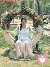 不必羡慕别人赚的钱比自己多，赚钱能力强不代表其他方面强，比如她的婚姻就不一定很幸福，所以，珍惜自己拥有的，毕竟有些东西是金钱买不来的！配图