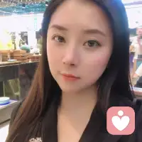女人的光芒，从不依赖于外界认可，它源于内心的笃定与丰盈——那是一种阅尽千帆后的通透，是历经沉淀后的温柔力量，是知道自己是谁、去向何方，并始终心怀暖阳，步履不停。配图