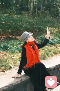 亲密关系：心灵的深度交融

在情感的广袤天地里，亲密关系宛如一座隐秘花园，承载着灵魂的依偎与成长，它的构建与维系，交织着复杂而微妙的心理密码。

亲密关系是一场心灵的深度交融，它要求我们在爱中不断学习、成长，用信任、理解、尊重与包容，精心呵护这朵情感之花，让它在岁月长河中持续绽放，为我们带来无尽的温暖与幸福 。早安❤️配图