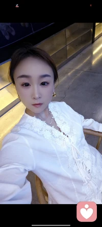 “不开心就跟我说，我当你的情绪树洞，你的小情绪我都接着。陪你吃顿好的/散散步，好不好？”配图