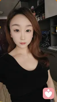 有情绪的时候，问问自己 ，是不是又在强求不属于自己的东西了，太过在意，反而适得其反，也许路的尽头是什么，从来都不重要 ，中途下车的人很多，你也不必耿耿于怀 ，若将过去包裹得太紧 ，又怎么腾出双手，拥抱将来呢”配图