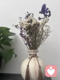 生活本无味，因为加入了一种料才有了味道，那就是“世事难料”！
生活最迷人的地方，恰恰在于它从不提供标准答案。如果每一天都像设定好的程序，按部就班地发生，那我们或许会拥有绝对的安全感，却也会失去心跳加速的理由。正是因为万事万物充满了不可预料，原本平淡的日子才被涂抹上了斑斓的色调；正是因为明天永远带着未知的面纱，我们才会在每个清晨醒来时，怀揣着好奇与隐隐的期待。
不必急着去窥探命运的底牌，也不必为突如其来的风雨而焦虑。那些意料之外的相遇，那些计划之外的风景，甚至是偶尔偏离轨道的小插曲，都是生活悄悄塞给我们的彩蛋。拥抱这份不确定性吧，正是这些无法被定义的瞬间，拼凑出了我们独一无二、鲜活滚烫的人生。配图