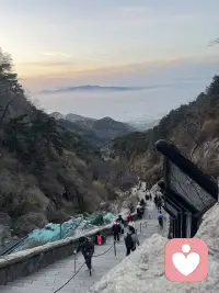 世界很吵，我做你的专属倾听者，不问对错，只懂共情。配图