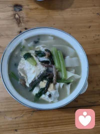 1. 作为倾听师，我习惯接住别人的情绪；今天也想接住生活的烟火气，给自己煮一碗热乎的手擀面。面要慢慢擀，心事要慢慢说，热汤下肚，所有的疲惫都被熨平了✨配图
