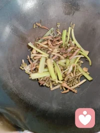 厨房里的铁锅滋滋响，芹菜，瘦肉和蒜苔混着肉丝的香气慢慢飘出来。
原来热气腾腾的人间烟火，才是最踏实的治愈。
就像我在这里，听你说尽生活里的琐碎与疲惫，也陪你等风来，等饭熟，等情绪慢慢被熨平。配图