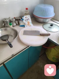 厨房里的铁锅滋滋响，芹菜，瘦肉和蒜苔混着肉丝的香气慢慢飘出来。
原来热气腾腾的人间烟火，才是最踏实的治愈。
就像我在这里，听你说尽生活里的琐碎与疲惫，也陪你等风来，等饭熟，等情绪慢慢被熨平。配图