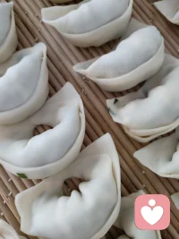 刚包了一盘饺子，捏着捏着突然觉得，生活就像包饺子，不管是什么馅儿，只要捏紧了边，就能稳稳当当下锅。
就像我们心里的那些委屈、纠结，找个出口说出来，有人稳稳接住，就不算什么大事。
我是倾听师，在这里安安静静听你说，陪你把日子的褶皱慢慢抚平。配图