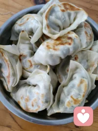 早安。
一碗刚出锅的煎饺，开启今天的温柔与热气。
生活的答案，有时就藏在这口烟火里。
愿你今天也有暖胃的食物，和舒心的心情配图