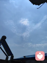 正午的风，吹来了细碎的云，也吹散了一上午的疲惫。
就像这蓝天，总有云卷云舒，生活里的情绪、婚姻里的委屈，也不必都压在心里。
我在这里，陪你慢慢梳理，给情绪一个温柔的出口✨
#午间治愈 #倾听陪伴 #舒心倾听，聊婚姻配图