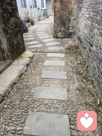 深夜翻来覆去睡不着
心里攒满了无人诉说的心事
 
不想打扰朋友，不愿麻烦家人
有些话，只能藏在心底。
 
我是你的线上倾听师
接住你所有的负面情绪
给你一份不用伪装的安心。配图