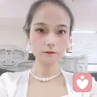 职场内耗多源于自我要求过高、边界不清、过度在意他人评价，可从心态、行动、边界三方面破局：
 
1️⃣ 心态松绑：接受不完美（80分完成比95分拖延更有用），别把平台当本事，领导评价只是KPI反馈，同事纷争当NPC剧情，下班切换“生活浓人”模式（
运动/爱好/陪伴家人），价值感不绑定工作。
2️⃣ 行动破圈：用“5分钟启动法”（写大纲/开文档）打破拖延；大任务拆小步，设“情绪温度计”（超7分深呼吸/白噪音急救）；聚焦核心工作，拒绝非职责杂活（“手头有XX截止，怕耽误你”）。
3️⃣ 划清边界：下班断联非紧急工作，同事甩锅说“我协助但不负责”，不卷入八卦，只做职责内事。
 
若内耗致失眠/抑郁，先投简历找退路，健康永远第一；若公司文化畸形（PUA/甩锅），及时止损，树挪死人挪活～