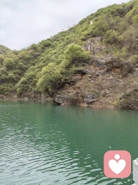人生本就是一场空空荡荡的梦，我们不知道自己从哪里来，更不知道自己到哪里去。在这个梦境中，任何人都无法避免生老病死的折磨，如果不能自己苦中作乐，不能自己用谐谑的态度去对待生活，恐怕就是自己虐待自己了配图