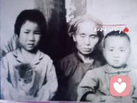 我是焦虑型依恋人格，而这个事实是在我无意中刷到一则关于焦虑型和回避型追逃恋爱模式的视频中才突然明白过来的，通过对比和对从前种种回忆再次得到验证，从前每当我陷入焦虑（追，和索取及害怕被抛弃）这个恶性循环中切无法自拔时，很讨厌我自己，又无能为力……，也被这深深的无力感折磨，追本溯源还是童年的创伤阴影在心底挥之不去，那种总被妈妈独自抛下（妈妈常常要外出干活），内心情感得不到满足和安抚，成年后转移到亲密关系中的抓取和依赖却一次次被忽视的感觉太痛苦了……配图