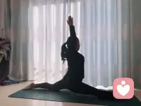 当我们意识到伴侣身上那些让我们最无法忍受的特质，往往是我们自己内心阴影的投射，或者是我们早年未竟情绪的召唤时，指责就会转化为好奇与悲悯。
真正的亲密关系，是两个成年人不断收回投射的过程，我们终于不再要求伴侣扮演理想的父母，而是接受他们作为不完美的普通人，正如温尼科特所说，我们不需要做一个完美伴侣，只需要做一个“足够好”的伴侣，提供抱持性的环境，让彼此在关系中获得二次成长！
——通过学习“婚恋关系心理学”终于让我解开多年心结，也有了一种“原来如此”的解脱感，感谢给力心理平台，让我获得了二次成长的机会！配图