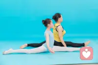 不管生活怎么亏待我们，你又怎么抱怨命运不公，记住一点，人生就是来体验的，别人待我如何，是别人的事，我该怎样待我自己才是我该认真考虑认真对待的事，假设我们都是演员，今天演感情戏，无论剧情结局如果，戏演完了就完了，出戏；明天我演打工仔，老板刁难我也好欣赏我也罢，那都是剧本的安排，演完，出戏；仅此而已，不必执着不必贪恋，这些都是你人生大戏里的小剧情而已，同样，人生大戏一场体验一段过程，过了就过了演完就结束，没有重来或彩排的可能，唯有珍惜当下经历的每一天，没有什么过不去的坎！共勉！