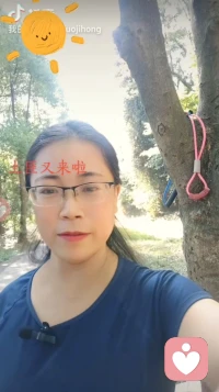 对于一个非常重感情的人来说，要放下一个深爱过的人是件极其漫长而痛苦的过程，漫长到你以为有些事从来没有发生过，却在不经意的听到的一首歌里瞬间泪崩；又痛苦到怀疑自己是不是想多了，就这样麻木而清醒，不断纠结，也知道自己放不下的从来不是那个人，而是那个全力以赴、全心全意付出的自己！！配图