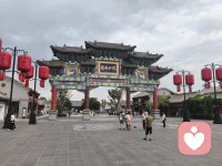 这个世界是反着来的。你得到的并不是你的。你给出去的，才是你的。你得到的，是因他人的给予。

你得到的爱，是因他人懂得爱，内心有爱。
你得到的善意，是因他人的善良。

你得到的名利，会随流年运势起伏而增减
你得到的偏爱，会随人心外物变化而冷却
你得到的安逸，会随世事变迁而消散殆尽

这些所得，依附外物，依赖机缘，受制他人。从来不由你掌控，所以终究不属你。

有人得到了别人的迁就与温柔，便牢牢贪恋，患得患失。一旦对方冷淡疏离，便陷入崩溃内耗。 

这份被给予的爱意，本是他人的善意，随时可收，随时可变，从来不是你的底牌，所以本就留不住，握不牢。

有人积攒了财富与虚名，便骄傲自满，执着浮华，可人生起落无常，得失本是常态。外在的所得如浮云流水，来时惊喜，去时空落，从未真正属于谁。

还有人得到了掌声与认可，便依赖外界评价活着，一旦无人赞许，便自我怀疑，自我评判否定，心神慌乱。依附外界的收获，终究脆弱不堪。 

而世间唯一不会流失，无人能夺，真正属于自己的，从来都是你给出去的一切

你给出去的善良，会沉淀成你的宽厚心 
性。
你给出去的包容，会修炼成你的沉稳心
量。 
你给出去的温柔，会滋养出你的温润气场。

就连你受的无辜委屈，最终也会成就你的大格局。 

你给出去的善意，成全，慈悲，都会化作你的福报，你的底气，你的本心光芒。会体现在你的面相上，生活的方方面面。

这就是智慧，索取是消耗，给予是积攒。

索取来的快乐，是短暂的，虚妄的，被动的。靠得到，靠拥有，靠他人馈赠的满足，永远有尽头，永远会落空。

而付出带来的内心丰盈，是长久的，真实的，内在的，有力量的，是平和安稳的。赠人玫瑰手有余香。

你布施的温暖，先治愈了自己的狭隘。你释放的宽容，先解开了自己的执念。

你付出的真诚，先圆满了自己的本心。 

利他先利己，利己先利他。这二者从来分不开。

所有给出的美好，不会消失，只会融入你的骨血，滋养你的心灵，塑造你的心性，提升你的认知，沉淀出更纯净的灵魂，养出你的福报，成为你独一无二，无人可夺的人生底色。