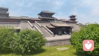 这个世界是反着来的。你得到的并不是你的。你给出去的，才是你的。你得到的，是因他人的给予。

你得到的爱，是因他人懂得爱，内心有爱。
你得到的善意，是因他人的善良。

你得到的名利，会随流年运势起伏而增减
你得到的偏爱，会随人心外物变化而冷却
你得到的安逸，会随世事变迁而消散殆尽

这些所得，依附外物，依赖机缘，受制他人。从来不由你掌控，所以终究不属你。

有人得到了别人的迁就与温柔，便牢牢贪恋，患得患失。一旦对方冷淡疏离，便陷入崩溃内耗。 

这份被给予的爱意，本是他人的善意，随时可收，随时可变，从来不是你的底牌，所以本就留不住，握不牢。

有人积攒了财富与虚名，便骄傲自满，执着浮华，可人生起落无常，得失本是常态。外在的所得如浮云流水，来时惊喜，去时空落，从未真正属于谁。

还有人得到了掌声与认可，便依赖外界评价活着，一旦无人赞许，便自我怀疑，自我评判否定，心神慌乱。依附外界的收获，终究脆弱不堪。 

而世间唯一不会流失，无人能夺，真正属于自己的，从来都是你给出去的一切

你给出去的善良，会沉淀成你的宽厚心 
性。
你给出去的包容，会修炼成你的沉稳心
量。 
你给出去的温柔，会滋养出你的温润气场。

就连你受的无辜委屈，最终也会成就你的大格局。 

你给出去的善意，成全，慈悲，都会化作你的福报，你的底气，你的本心光芒。会体现在你的面相上，生活的方方面面。

这就是智慧，索取是消耗，给予是积攒。

索取来的快乐，是短暂的，虚妄的，被动的。靠得到，靠拥有，靠他人馈赠的满足，永远有尽头，永远会落空。

而付出带来的内心丰盈，是长久的，真实的，内在的，有力量的，是平和安稳的。赠人玫瑰手有余香。

你布施的温暖，先治愈了自己的狭隘。你释放的宽容，先解开了自己的执念。

你付出的真诚，先圆满了自己的本心。 

利他先利己，利己先利他。这二者从来分不开。

所有给出的美好，不会消失，只会融入你的骨血，滋养你的心灵，塑造你的心性，提升你的认知，沉淀出更纯净的灵魂，养出你的福报，成为你独一无二，无人可夺的人生底色。