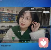《菊香渡心事》

一半是清醒的风，一半是沉沦的岸。

浮沉菊影皆无意，半随流水半随风。