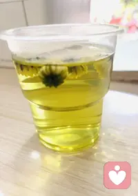 《菊香渡心事》

一半是清醒的风，一半是沉沦的岸。

浮沉菊影皆无意，半随流水半随风。