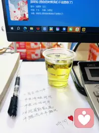 《菊香渡心事》

一半是清醒的风，一半是沉沦的岸。

浮沉菊影皆无意，半随流水半随风。