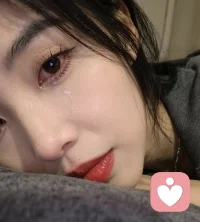 绵绵阴雨天本来就容易勾出细碎的情绪，天色沉沉的，心里也跟着闷闷的。
 要是心里藏着烦心事就慢慢放空会儿，窝着听听歌、喝点热饮，吃过个火锅，任由情绪松弛一会儿也没关系，雨总会慢慢停，坏心情也会跟着散去的。配图