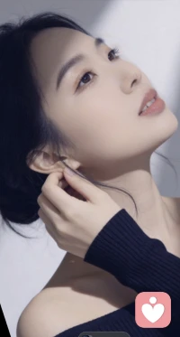 你要活得像水一样柔软而松弛，顺势而行，物来则应，物去不留，把精力还给自己，把时间留给值得，把心腾出来装欢喜与自在，允许一切发生，也坦然接受一切离去，所有让你内耗的人和事少接触，少掺合，少较劲，心无杂念，方能步履轻盈，守住内心的安宁，护好自身的气场，独立而清醒，他人有他人的评价，你有你的活法。配图