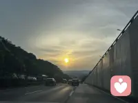 「奔赴日落的路上，也在奔赴一场与自己和解的旅程。
我是聆莉心语，愿陪你穿过情绪的阴天，一起遇见属于你的那束光🌇」