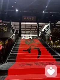 市井烟火，是治愈内耗最好的解药
常在情绪拉扯里辗转，就多走进人间烟火看一看。
分享几段长期感悟，简单通透：
1、吸引力很容易获得，但愿意承担麻烦与伤痛的担当，万里挑一。很多关系只有欢愉，扛不住风雨。
2、不要试图改变本性自私的人，人成年之后，骨子里的底色很难逆转。善良，才是一段长久关系的基石。
3、执念大多不是放不下那个人，而是放不下心里那份没有圆满的期待。
4、不必向所有人剖白内心，知己无需多言，旁人很难真正共情你的伤痕。

静下心感受三餐、街巷、人群。
向外看见烟火，向内厘清自己。配图