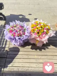 花店老板经常晒花，我也跟着欣赏一下，我们都是苦中作乐，调整心态，把日子过好，降低生活欲望，才能找到开心的自己，
