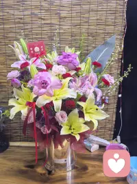 每个人都有许多种理由善待自己，把一生的光阴凝成时光长河中那一瓣恒久的心香。在盛开的一刹那，灿烂夺目的它会吸引所有的视线